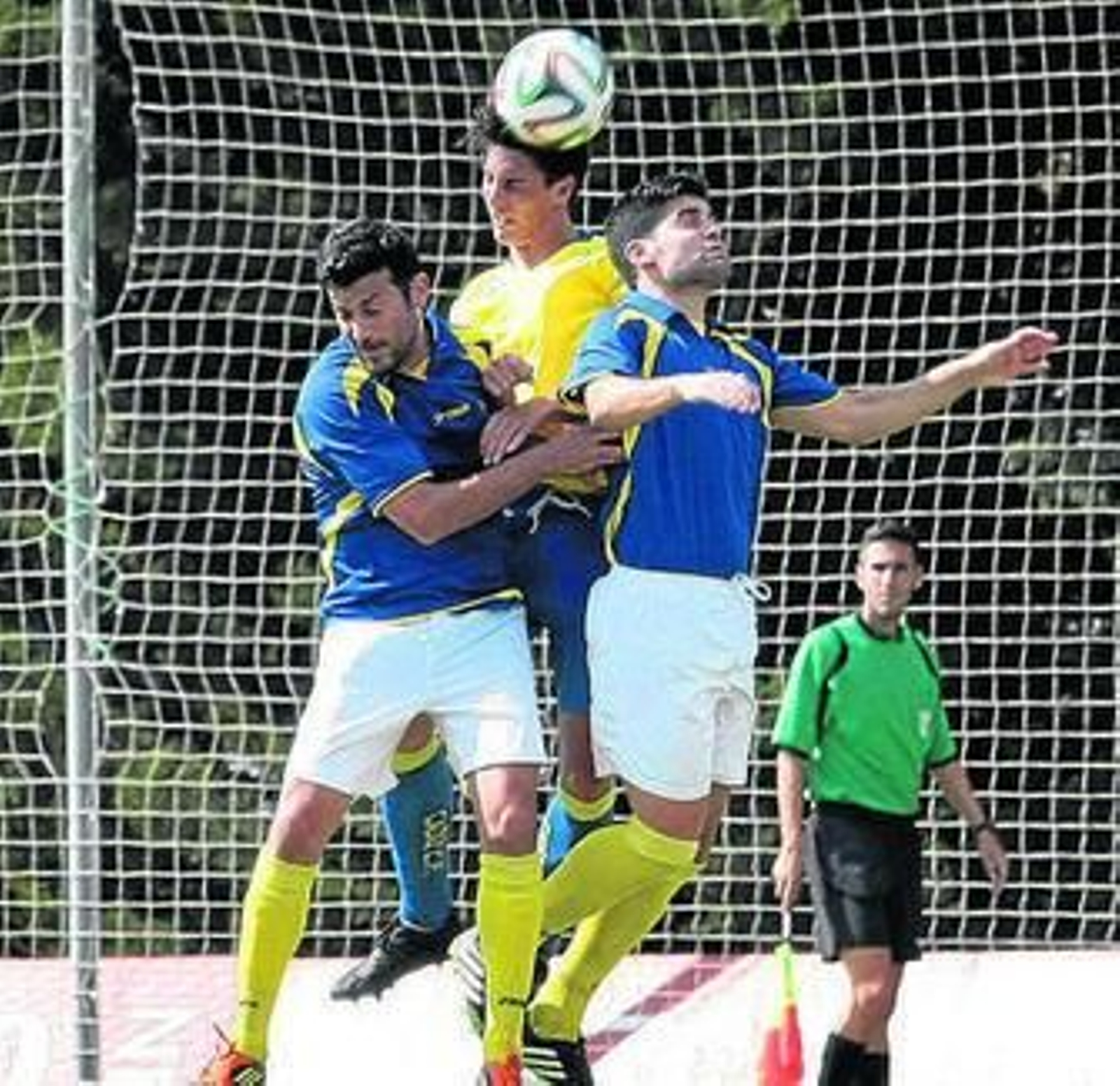 El cadista Canty gana el salto a Raúl Silveira (i) y Garrido.