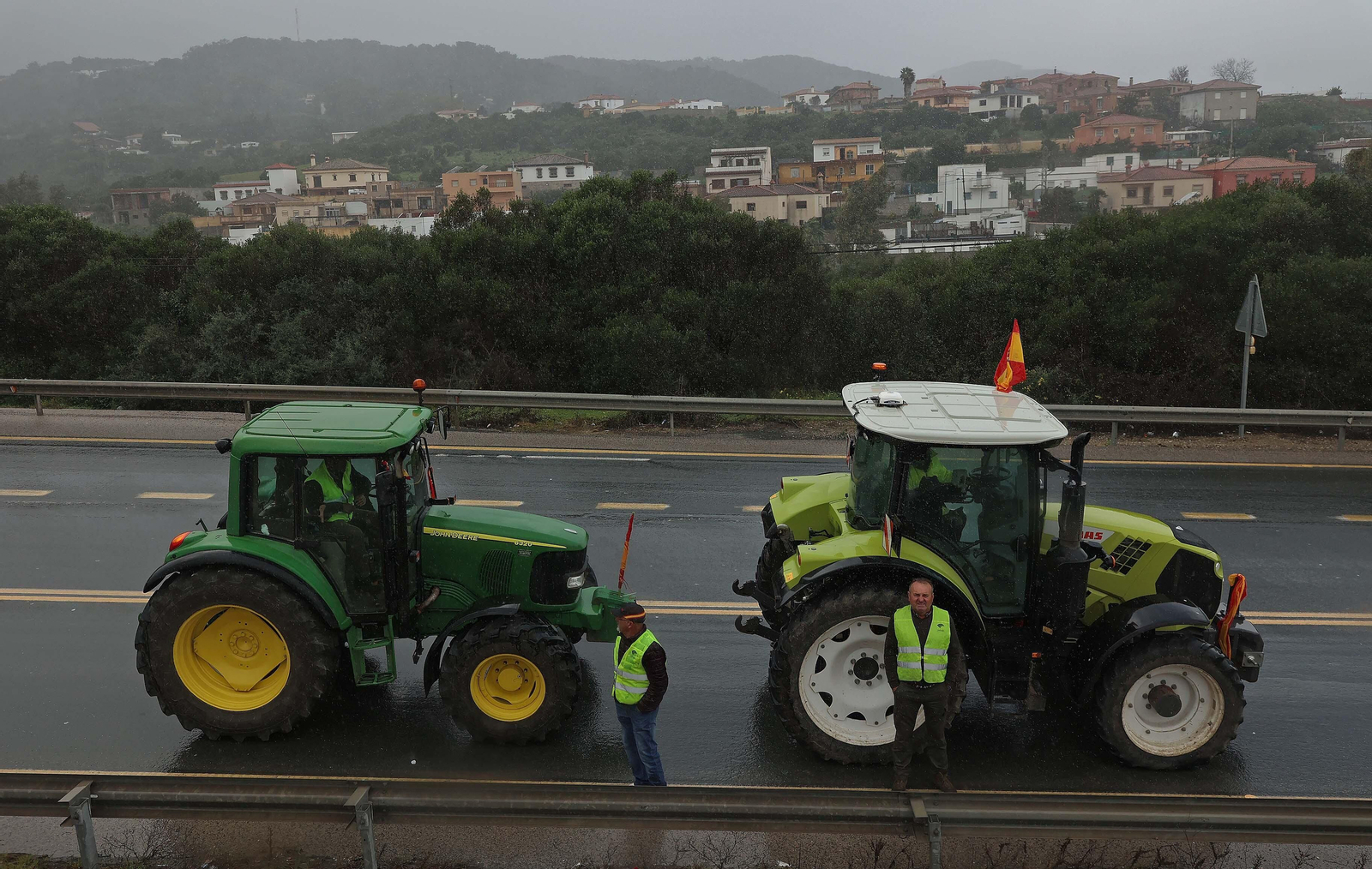 El corte del acceso sur de Algeciras por los tractoristas de Cádiz, en imágenes