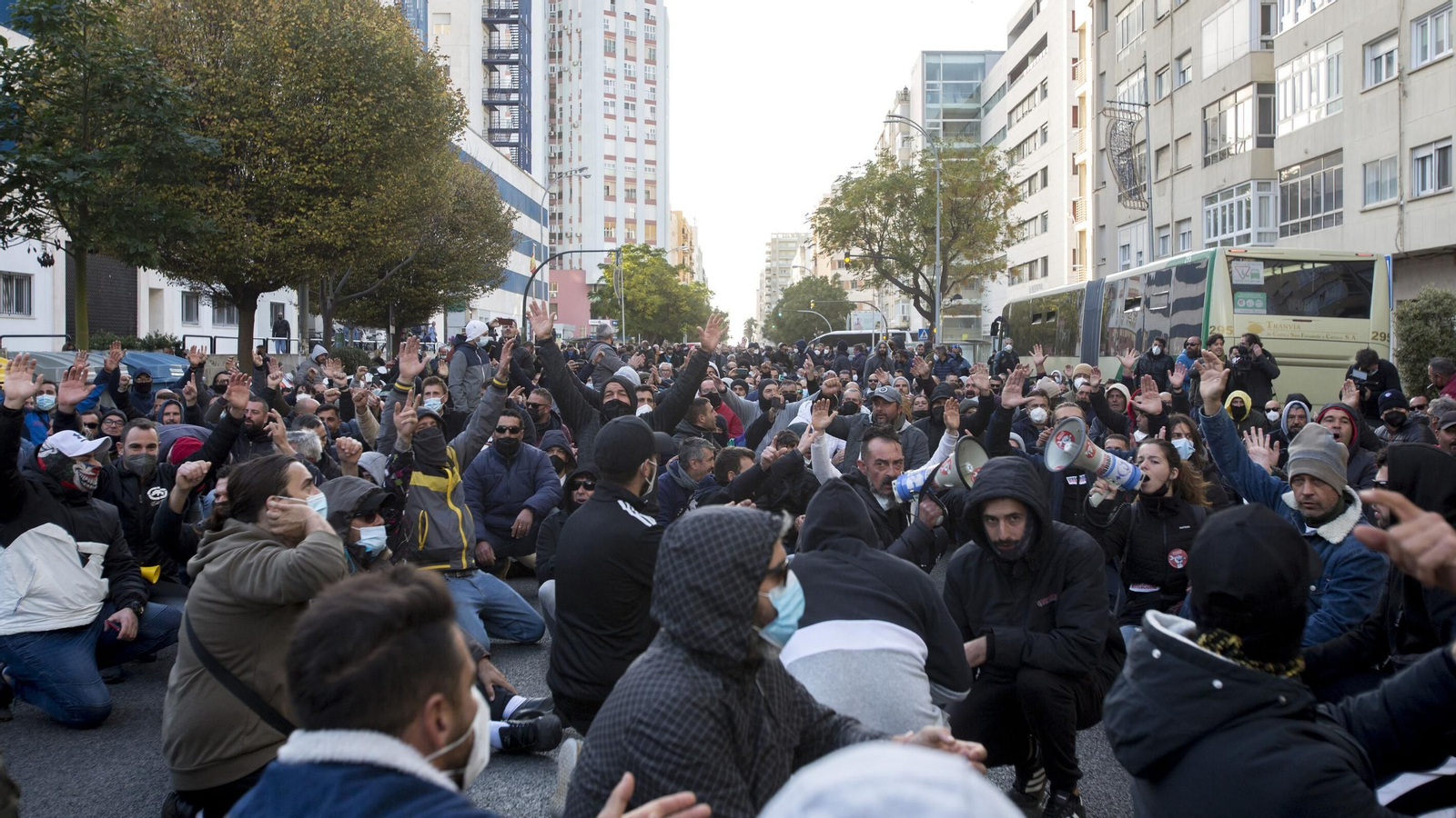 Trabajadores del metal cortan la avenida de Cádiz en la última huelga de 2021