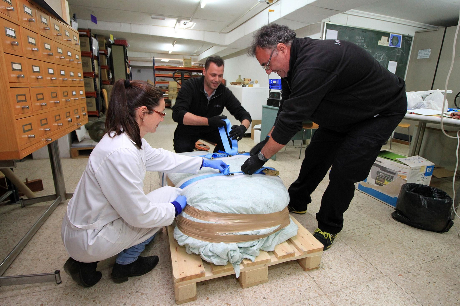 Imágenes de la llegada al museo de Huelva de la estela de cerca de 5.000 años de antigüedad hallada en Cañaveral de León