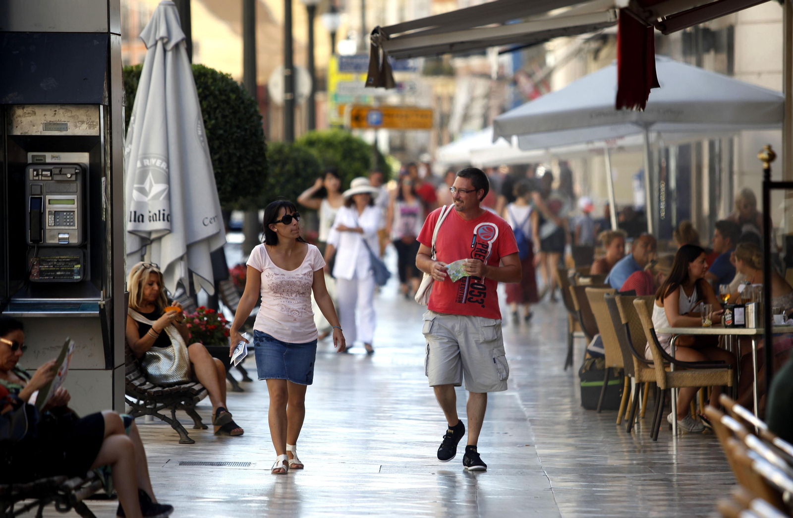 Dos personas caminan por las calles de Granada