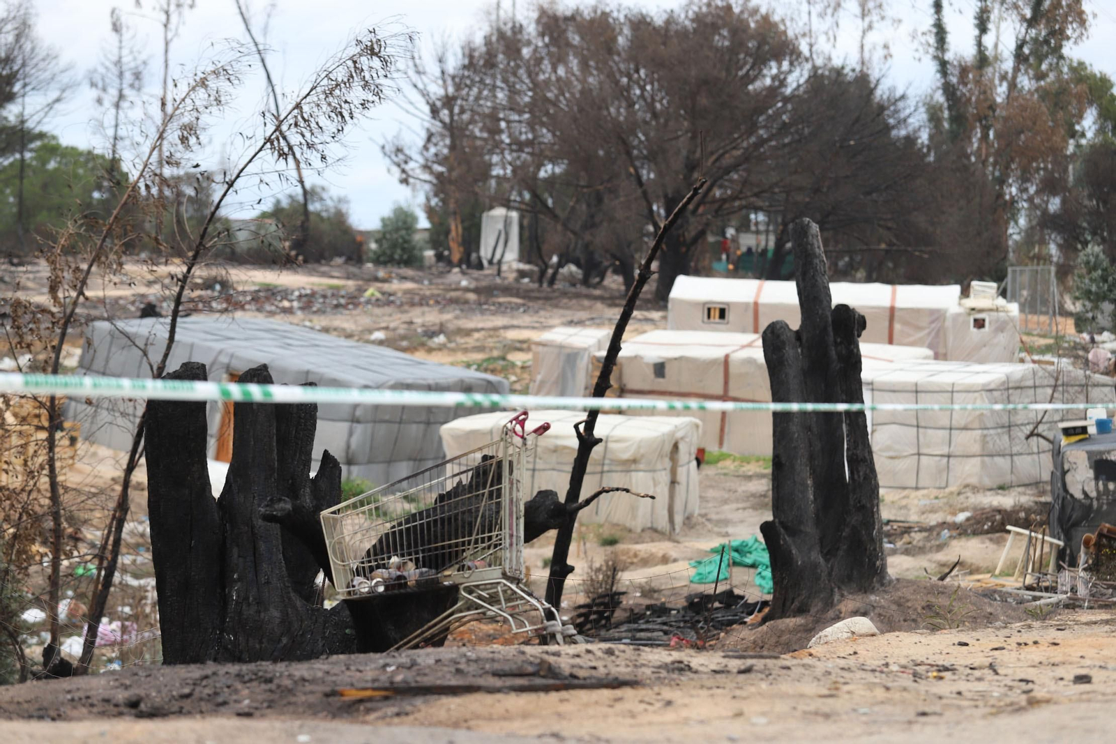 Imágenes del incendio de un asentamiento en Palos de la Frontera, donde falleció un joven de 23 años
