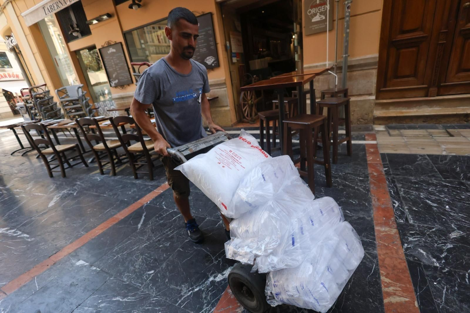Los bares del Centro de Málaga cargan provisiones para la Feria