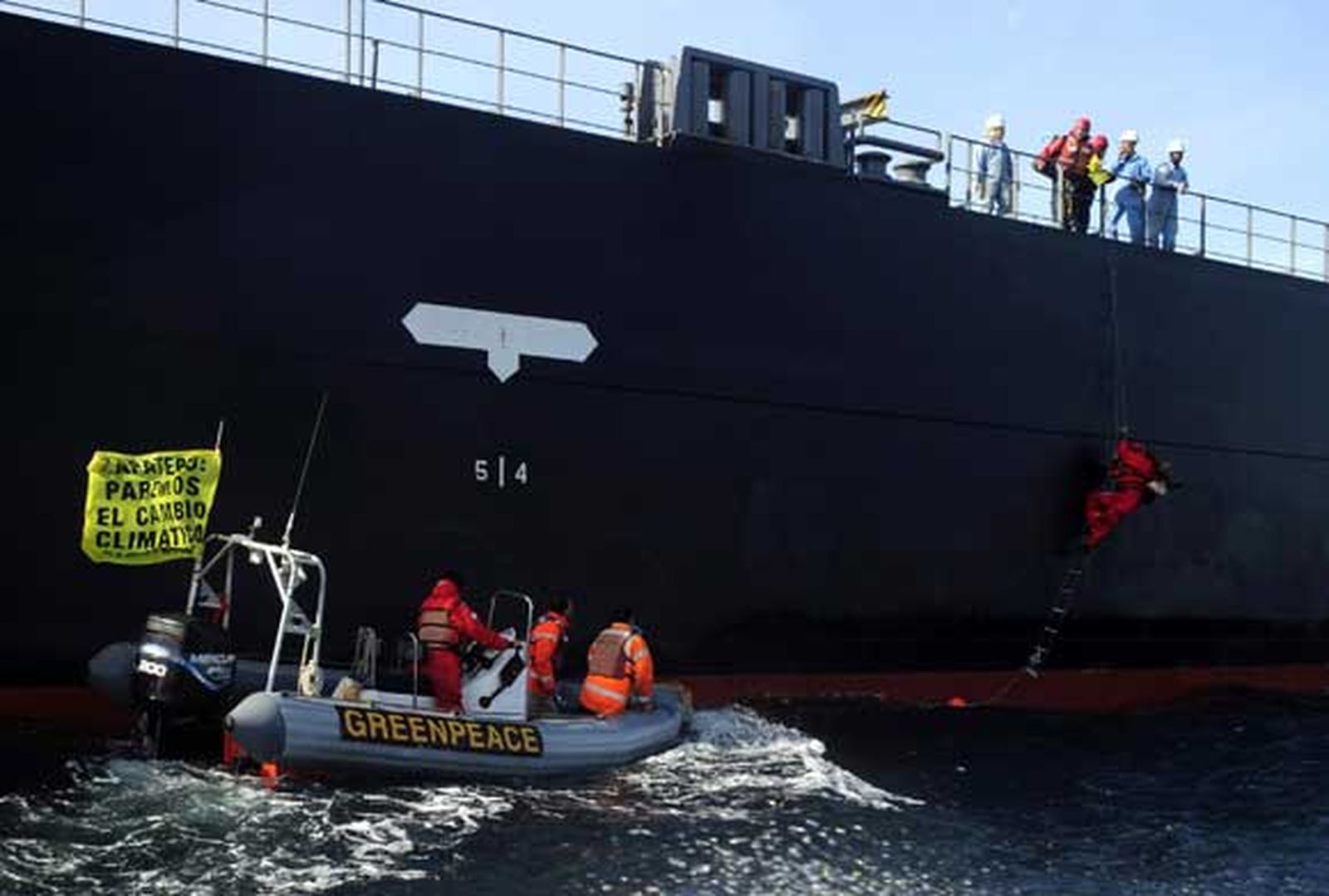 Detenidos 10 activistas de Greenpeace por tratar de bloquear el amarre de un buque