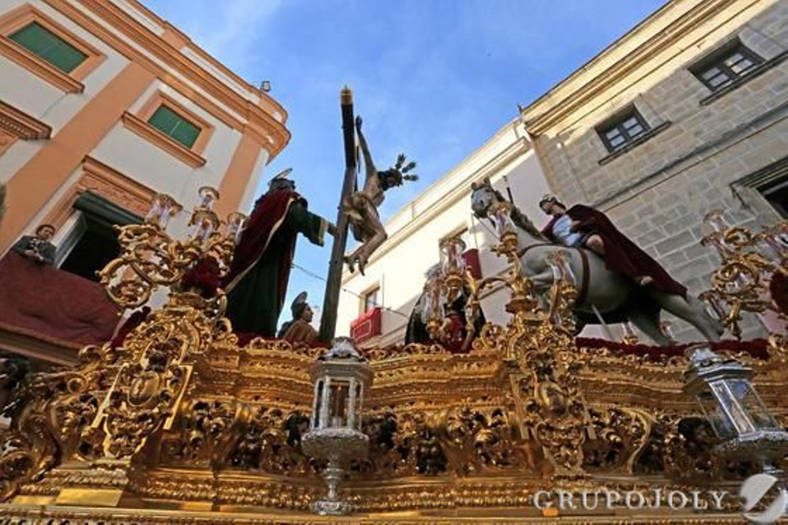 El paso de misterio de la Lanzada, a todo lo largo, momentos después de salir de la basílica del Carmen para adentrarse en el centro buscando la Catedral.

Foto: Pascual