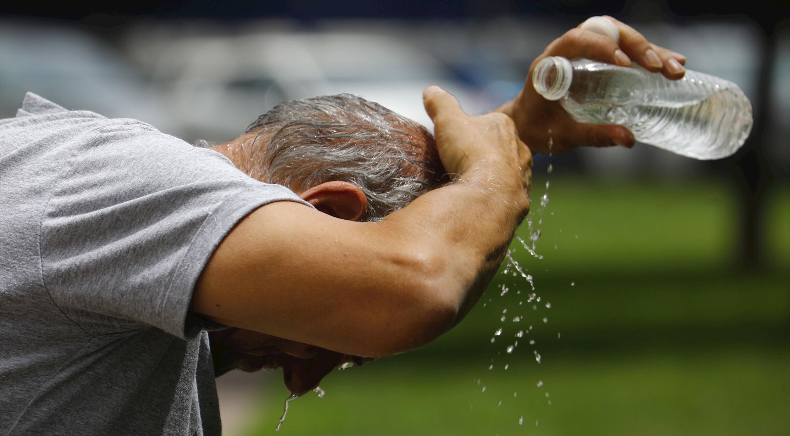 Un hombre se refresca.