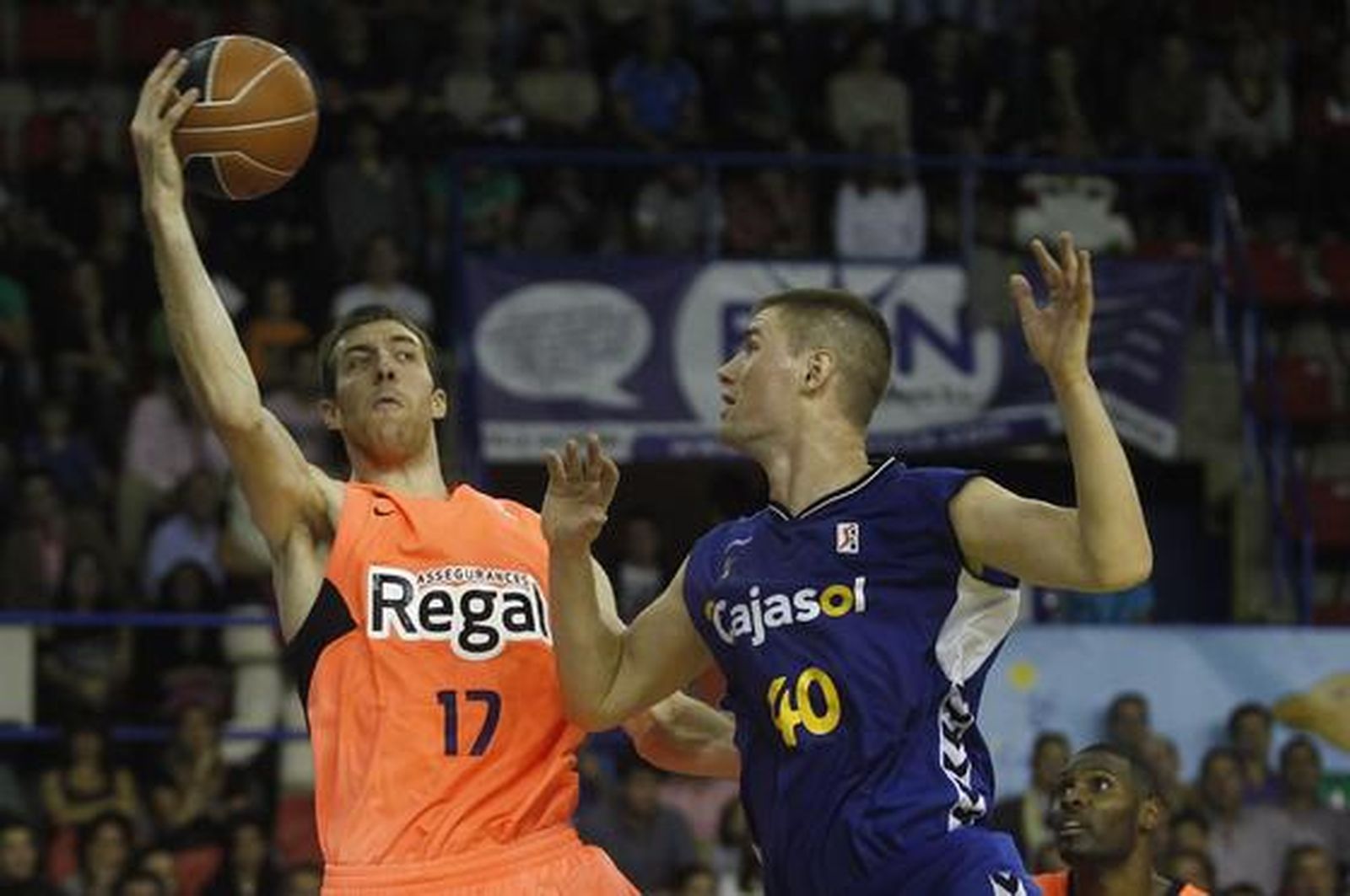 El Cajasol pierde con el Barcelona en San Pablo. / Antonio Pizarro