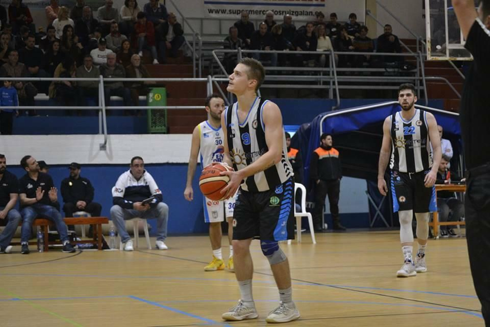 El lituano Andrius Banys se dispone a lanzar un tiro libre.