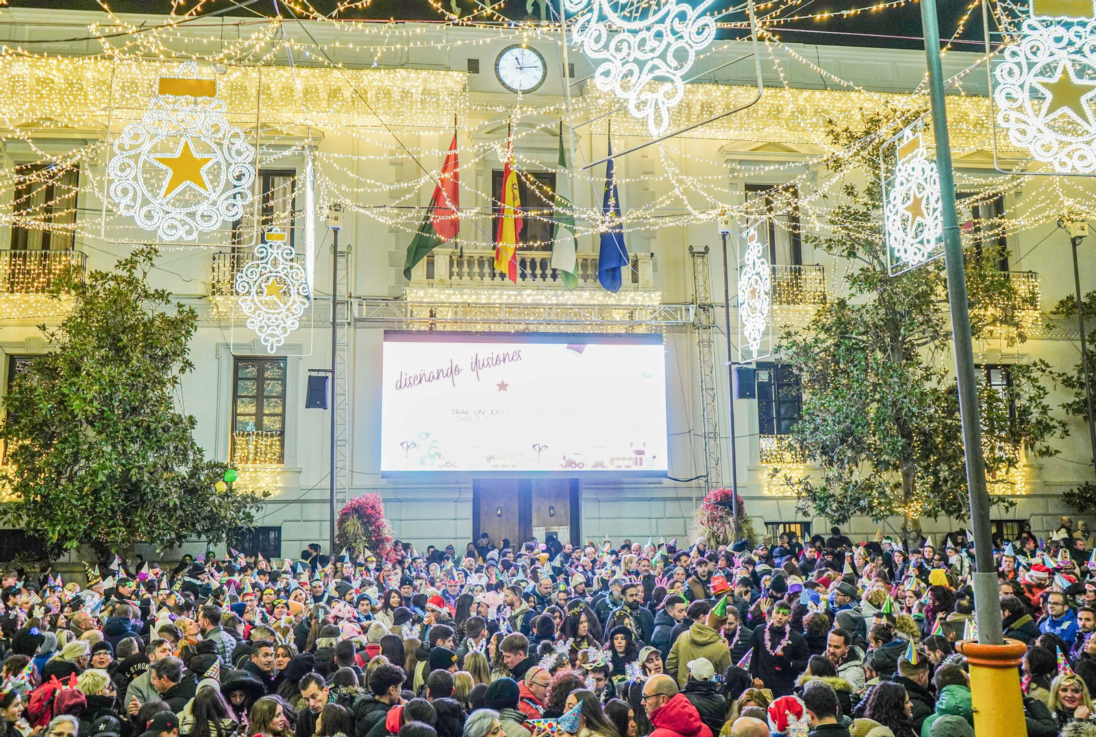 Así se vivieron las campanadas en la Plaza del Carmen de Granada: uvas y fiesta para recibir a 2024