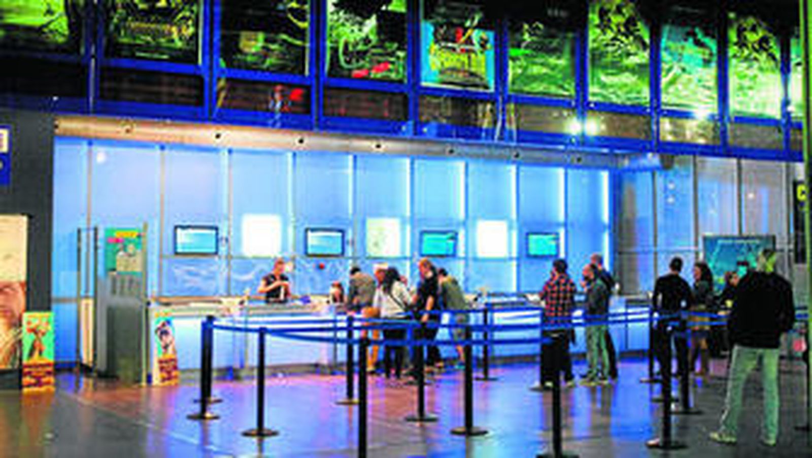 Imagen de las taquillas de cine del centro comercial Bahía Plaza, en Los Barrios, el pasado  lunes.