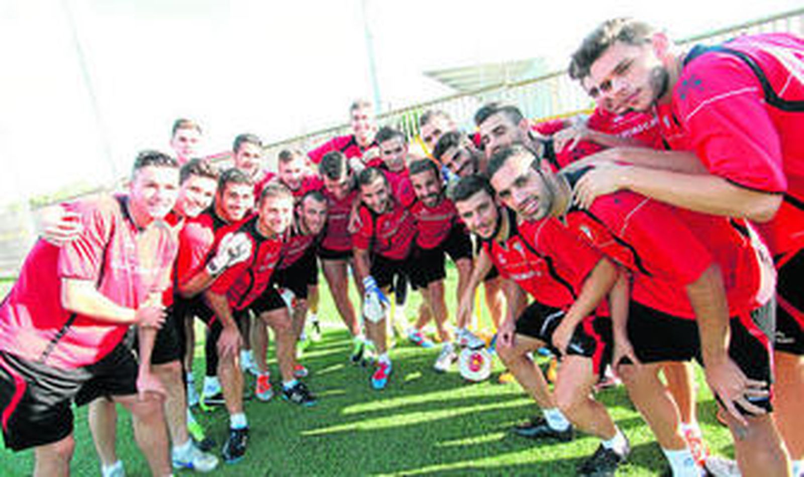 La plantilla del Algeciras posa antes de la sensión de entrenamientos de ayer.