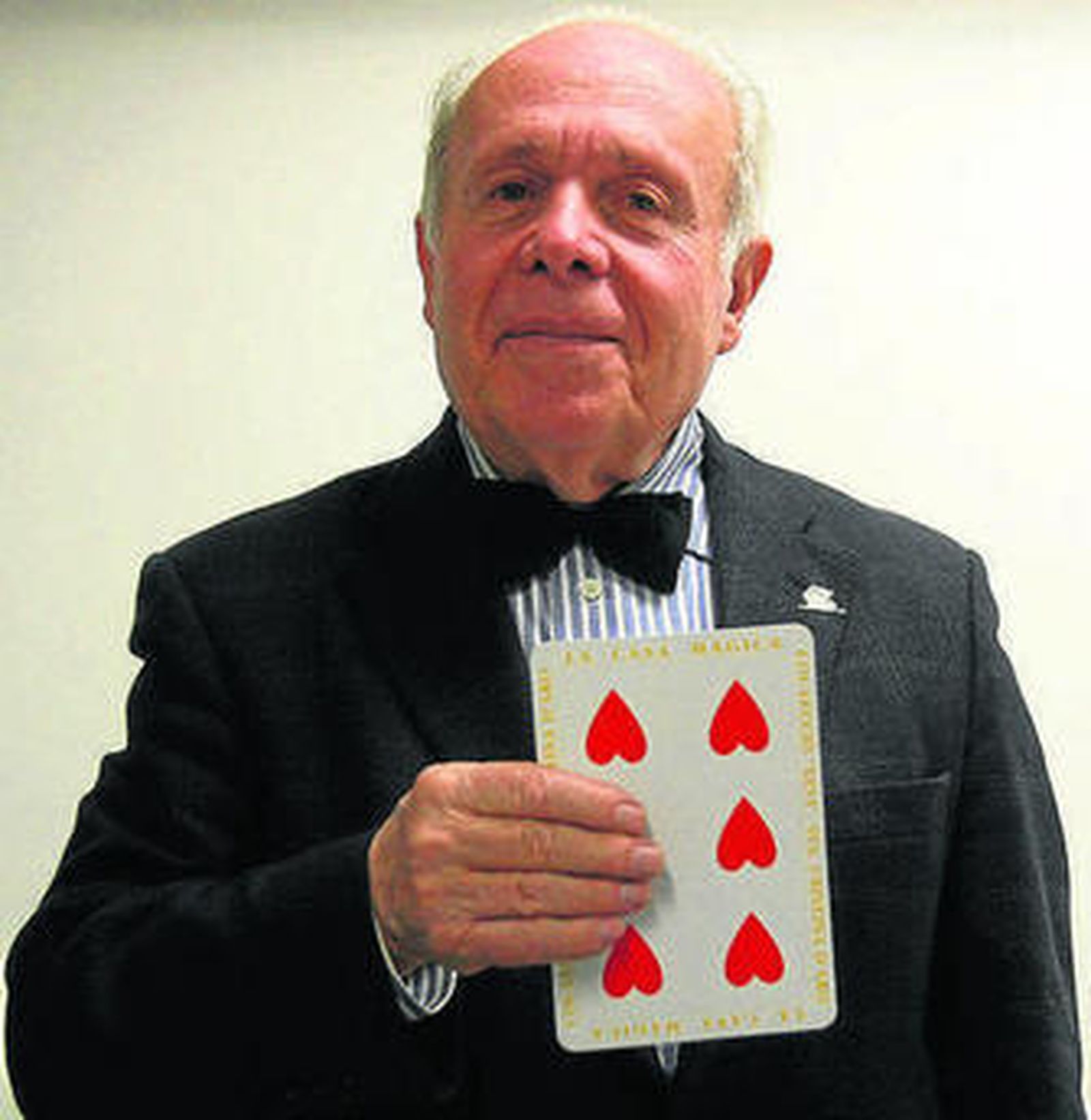 Juego de manos. El ilusionista realiza algunos de sus números más clásicos.