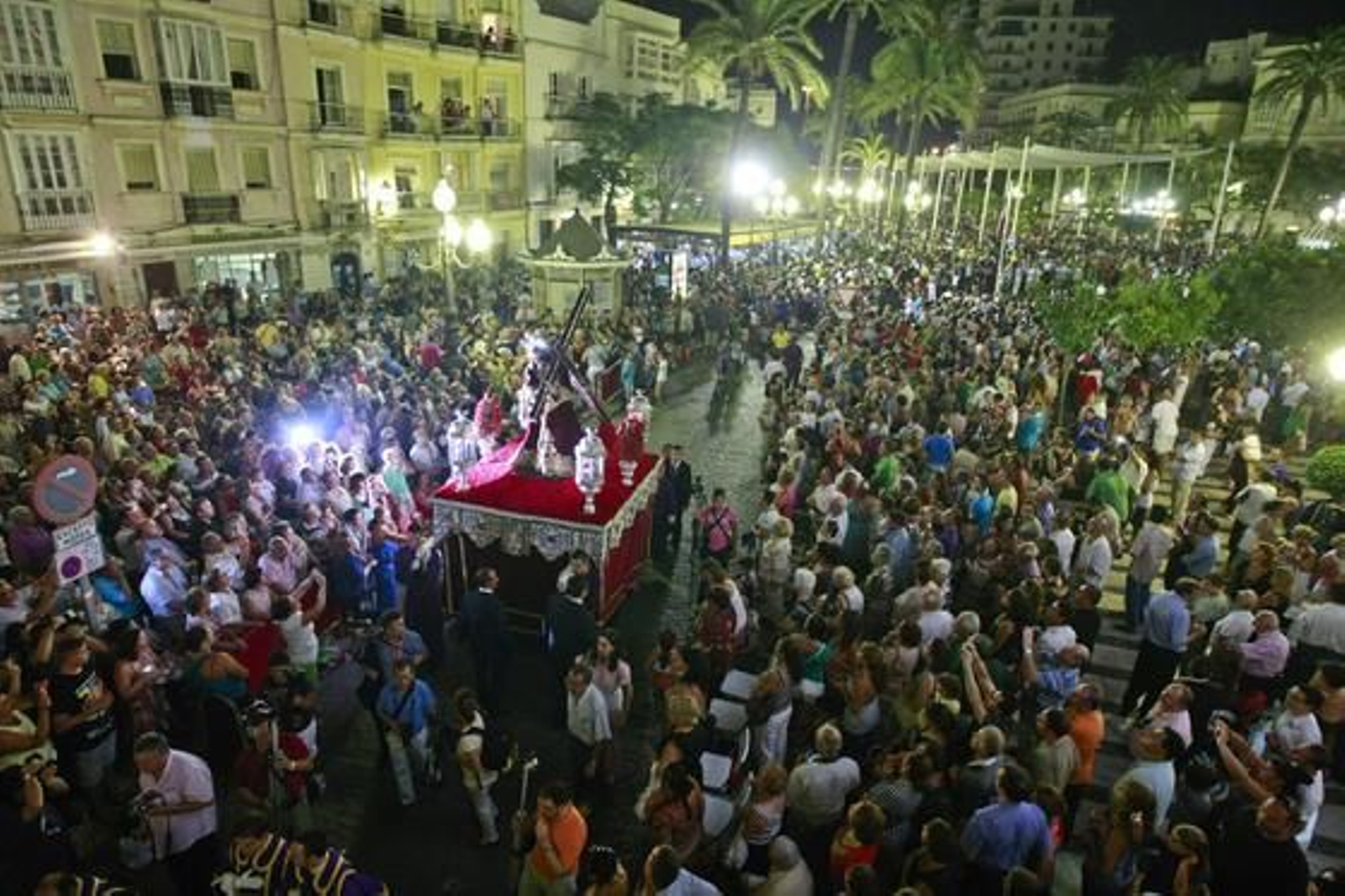 Miles de personas abarrotan las calles de la capital para disfrutar de la  magna de pasos con motivo de la JMJ. Participaron 15 cofradías de la diócesis./Fotos:Julio González

Foto: Julio Gonzalez