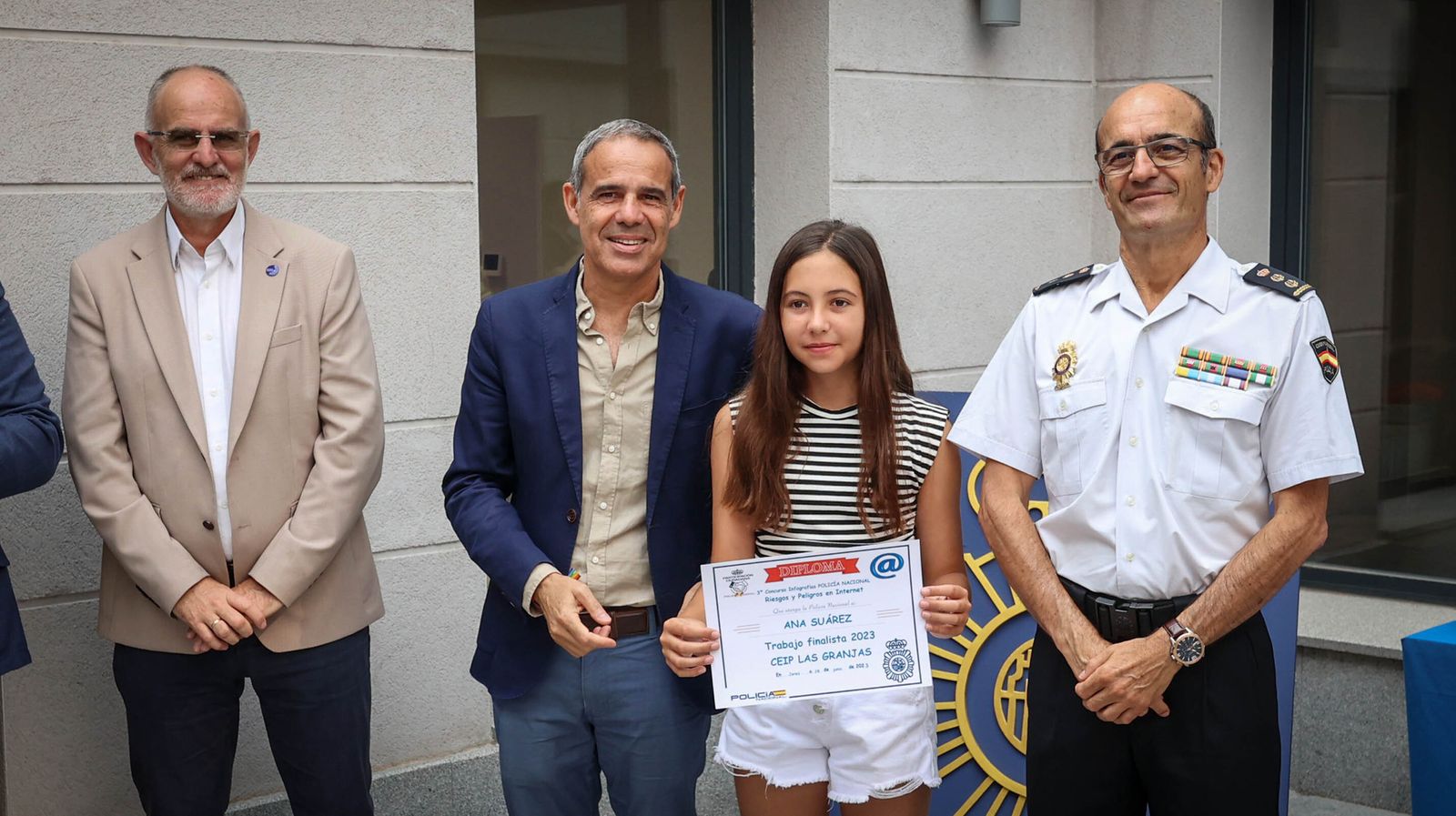 La policía entrega los 3º Premios de Infografías Sobre el Riesgo de Internet a escolares de Jerez