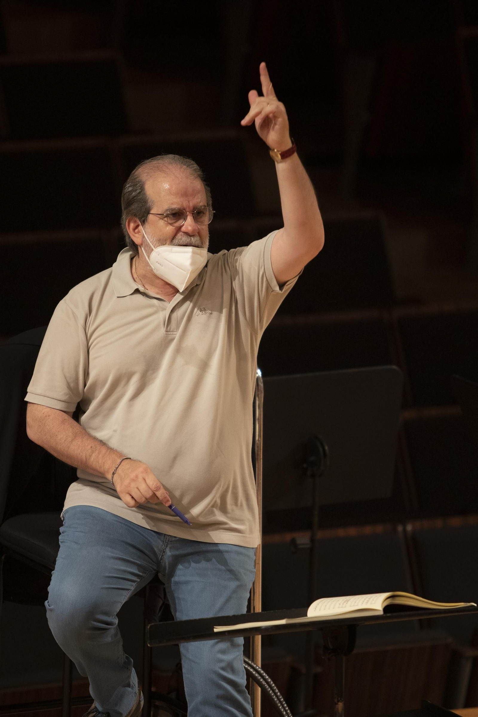 El director artístico de la OCG dirige a la formación en los ensayos previos al recital.