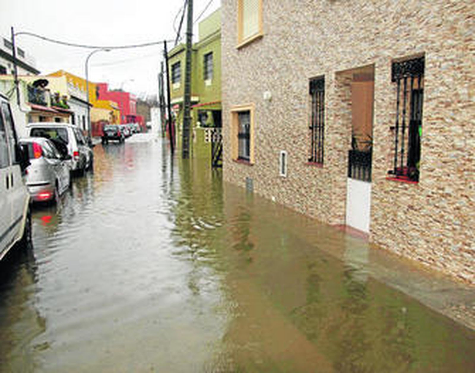 Una de las calles de la barriada de La Granja de Algeciras, inundada en una imagen captada ayer por la mañana.