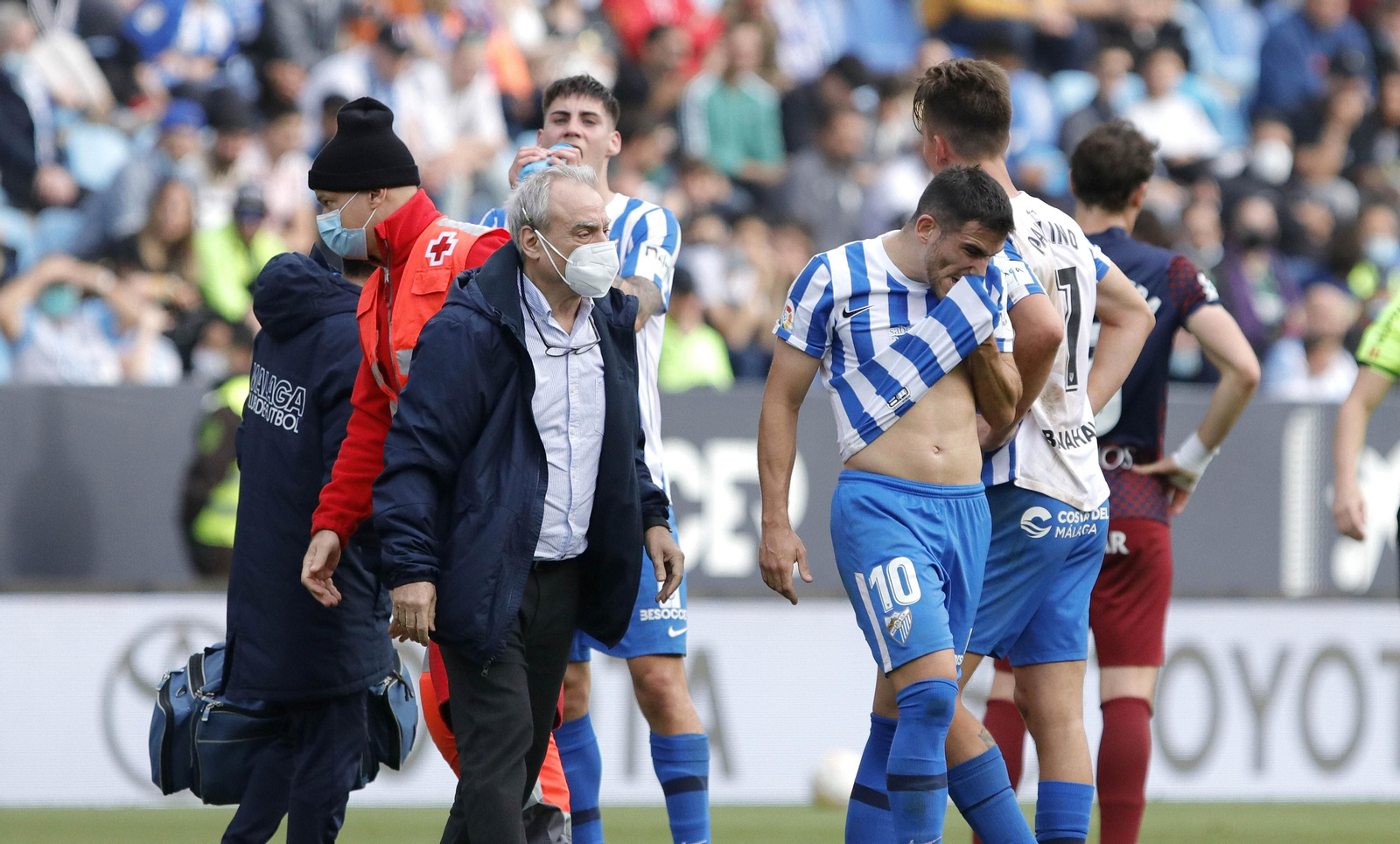 Jairo se retira lesionado.