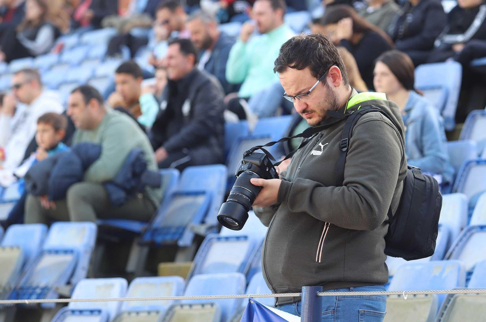 Imágenes del ambiente en las gradas del Nuevo Colombino durante el Recre-Vélez