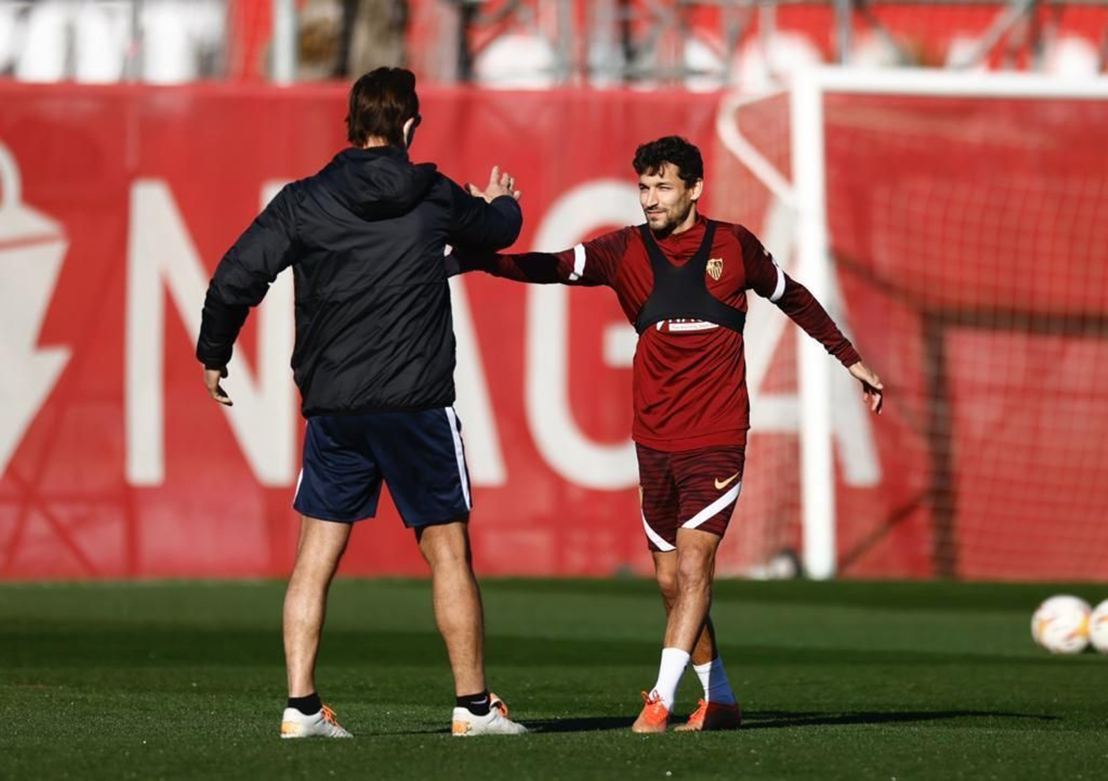 Jesús Navas saluda a Julen Lopetegui al incorporarse al entrenamiento de grupo.