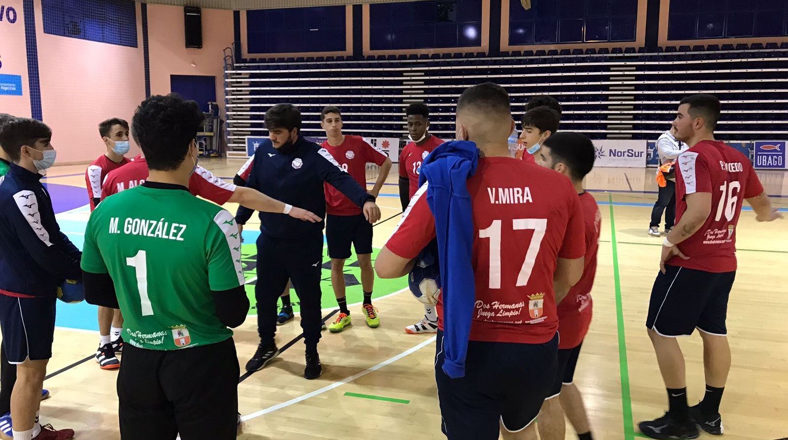 Los jugadores del BM Montequinto, en un tiempo muerto.