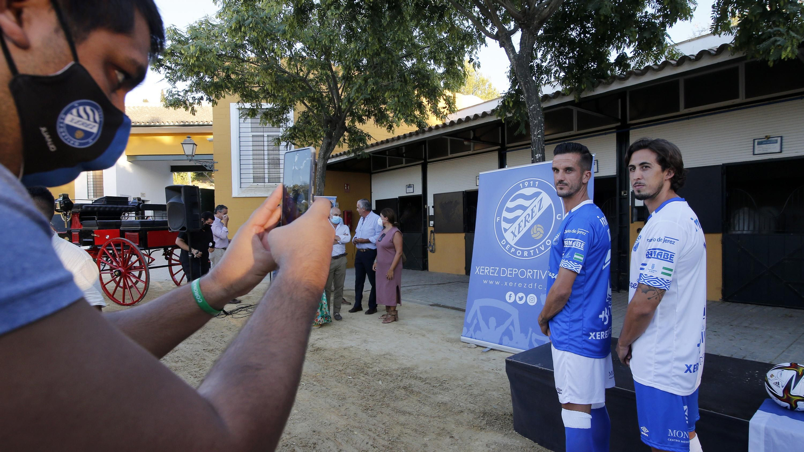 Imágenes de la presentación de las camisetas del Xerez DFC en la Yeguada de la Cartuja
