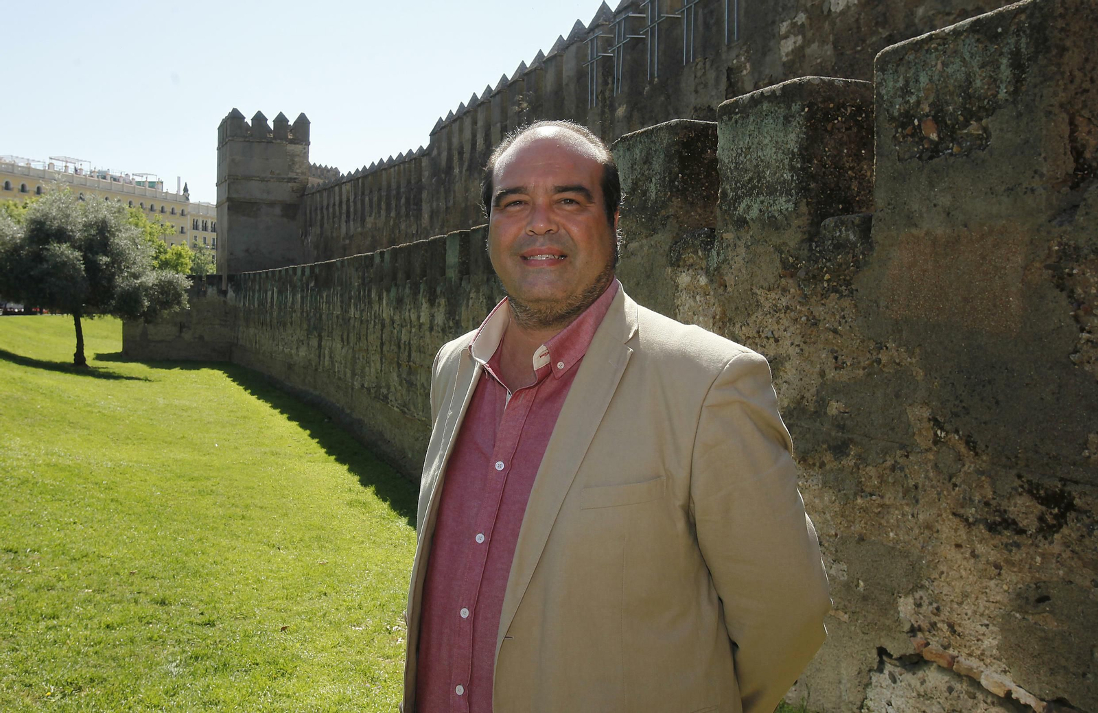 Julio Mayo, junto a las murallas de Sevilla.