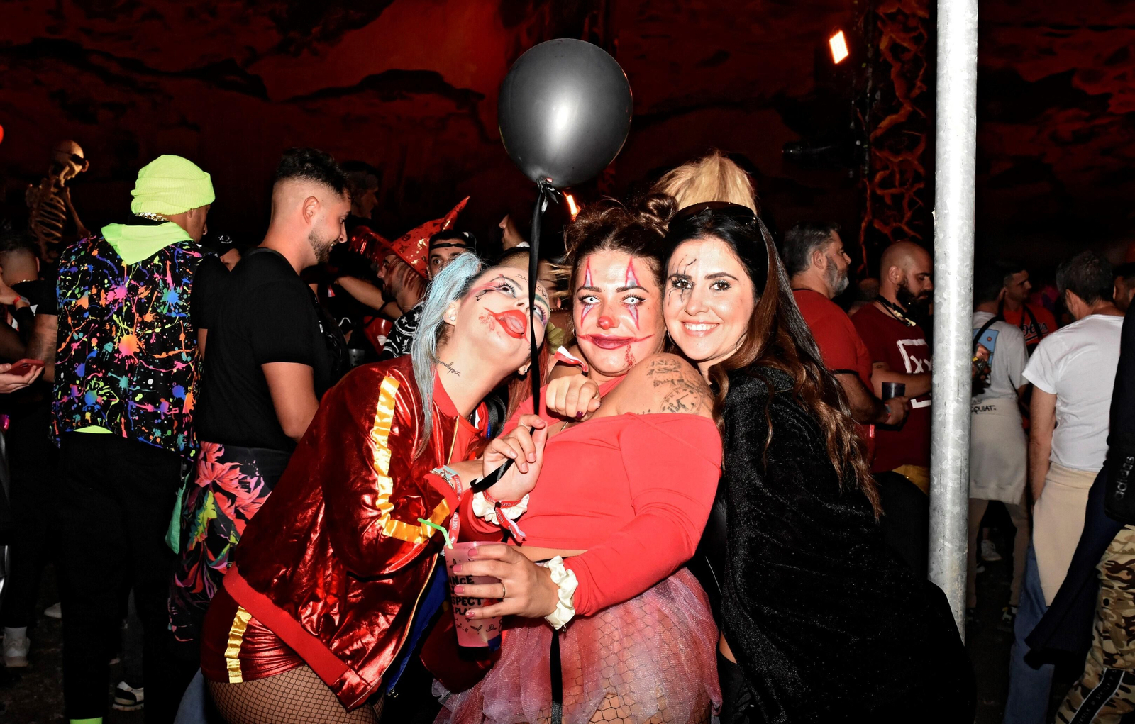 El festival Elrow reúne en Córdoba a miles de personas, en imágenes