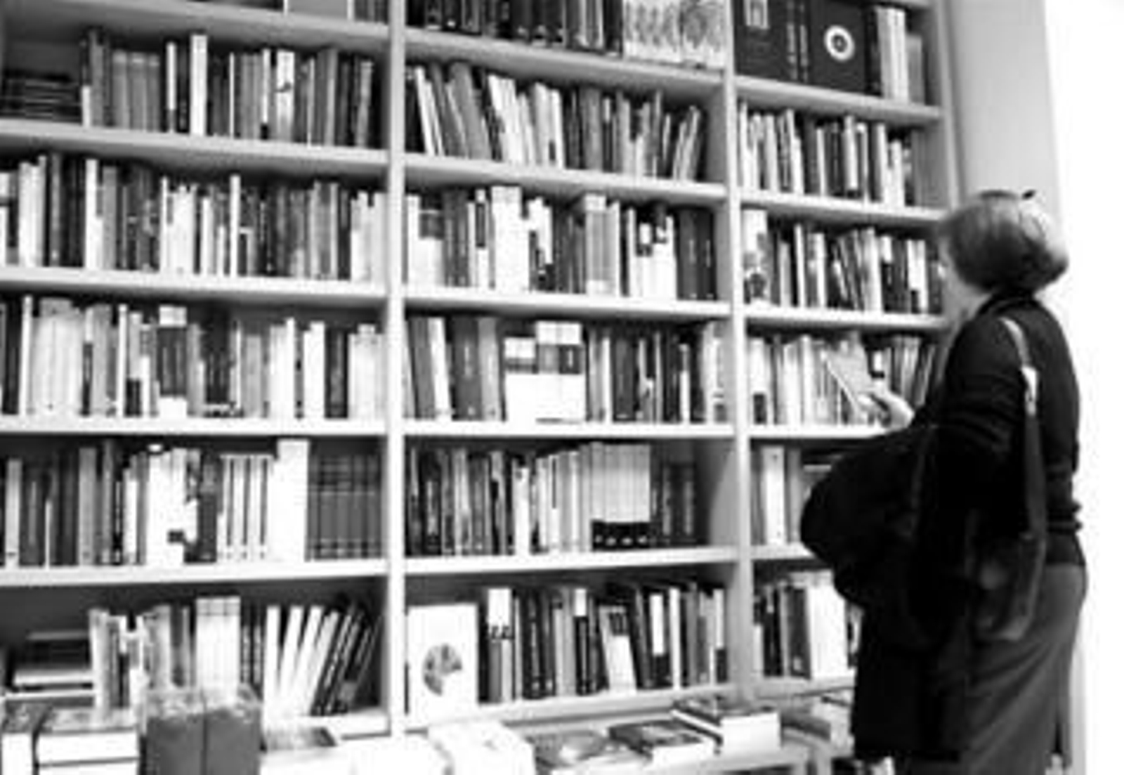 Una clienta ojea un libro en la librería Beta de Córdoba.