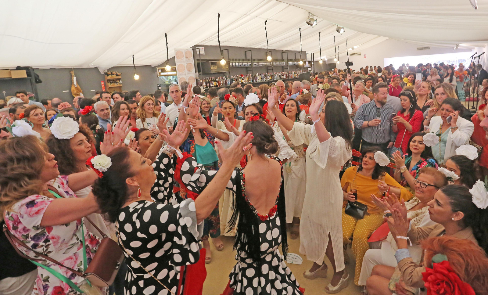 Ambiente en la caseta de La Buena Gente.