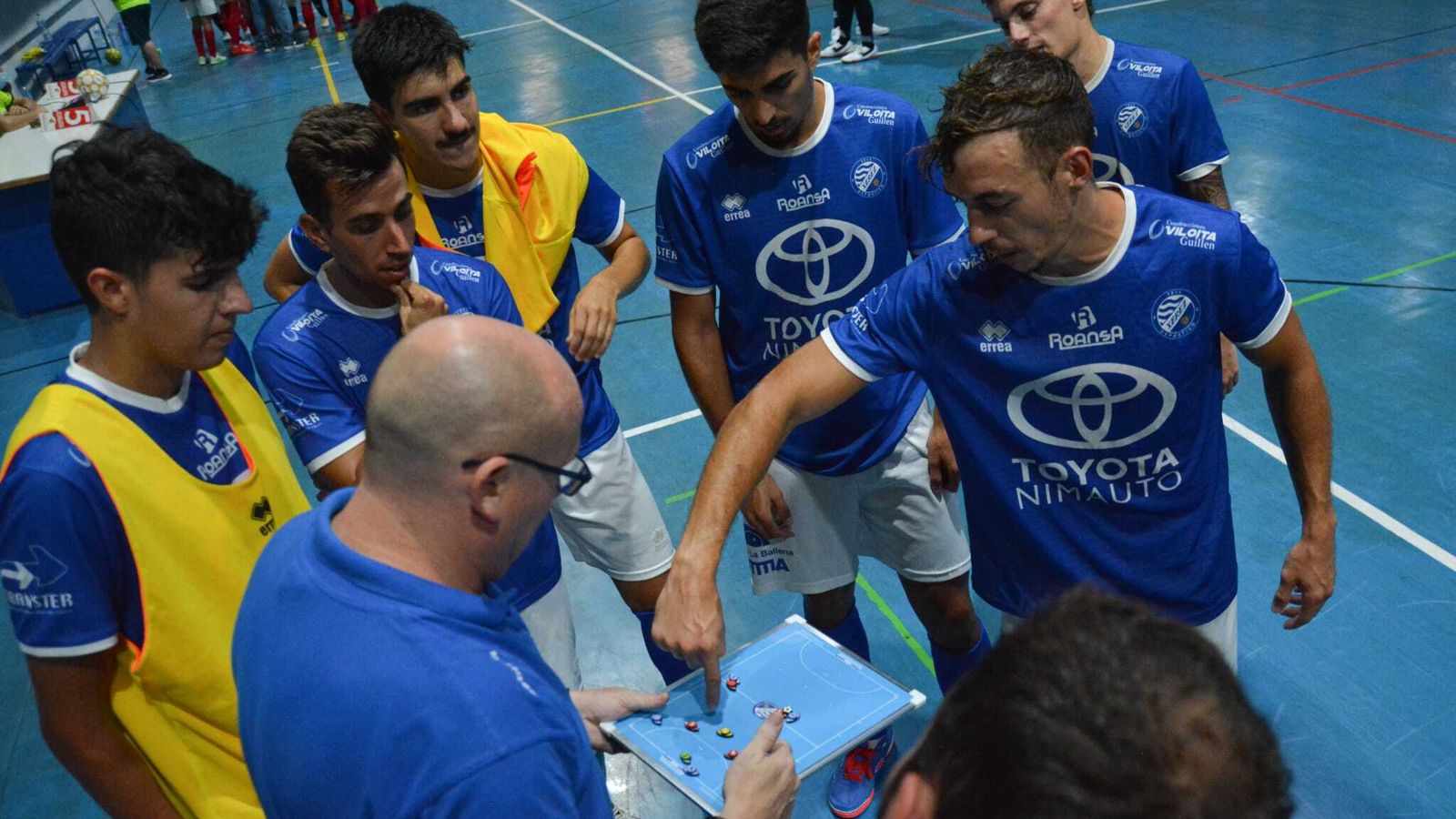 El técnico da instrucciones a sus jugadores en un partido.