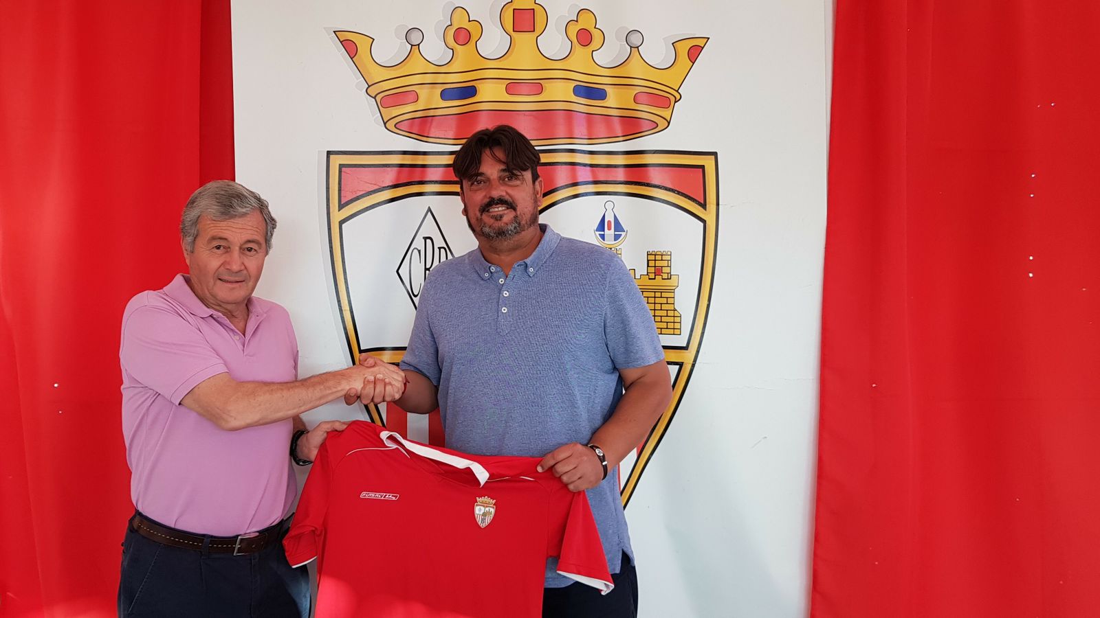 Pery (d) sostiene una camiseta del Recre a la vez que estrecha la mano del presidente.