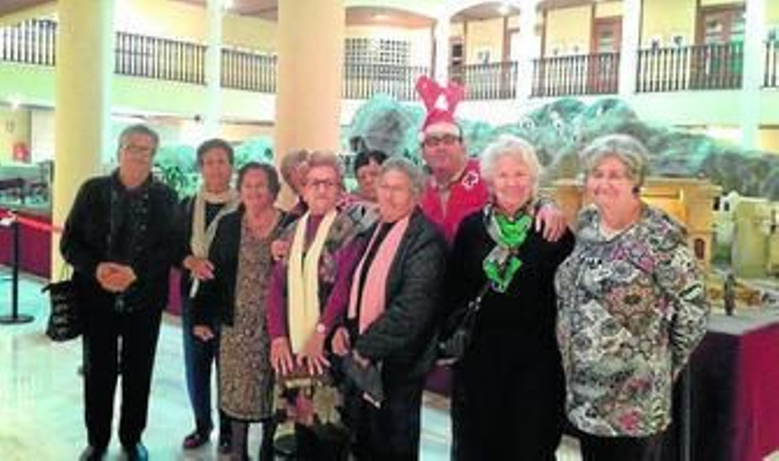 Visita de los miembros de Cruz Roja al Belén monumental.