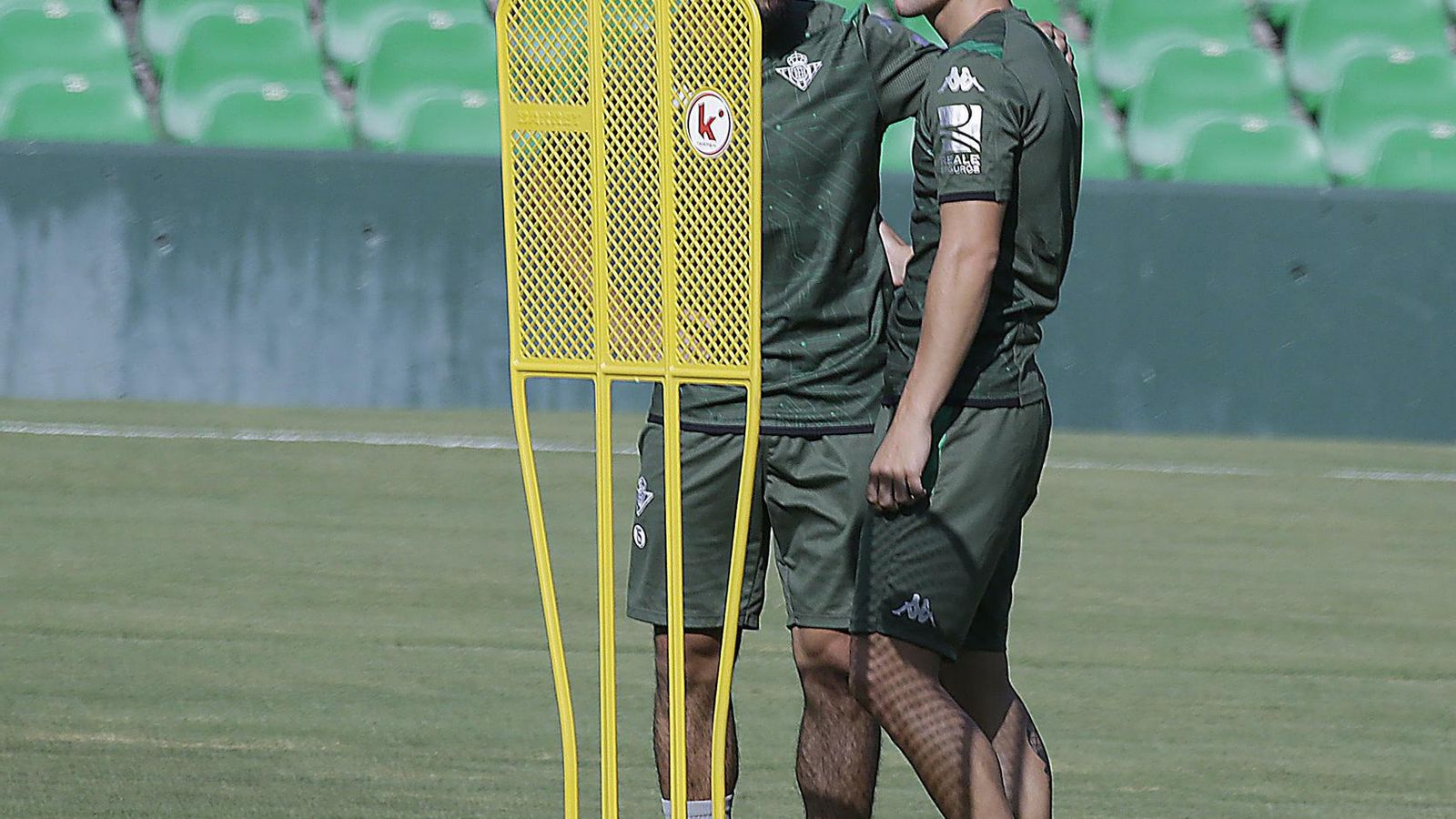 Fekir dialoga con Lo Celso en el entrenamiento de esta tarde.