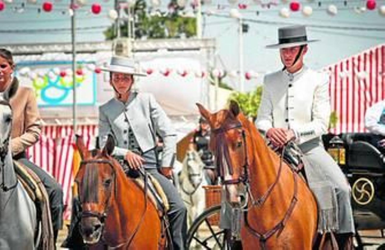 Algunos de los jinetes mientras esperan el momento de que los jueces examinen su montura y la indumentaria.