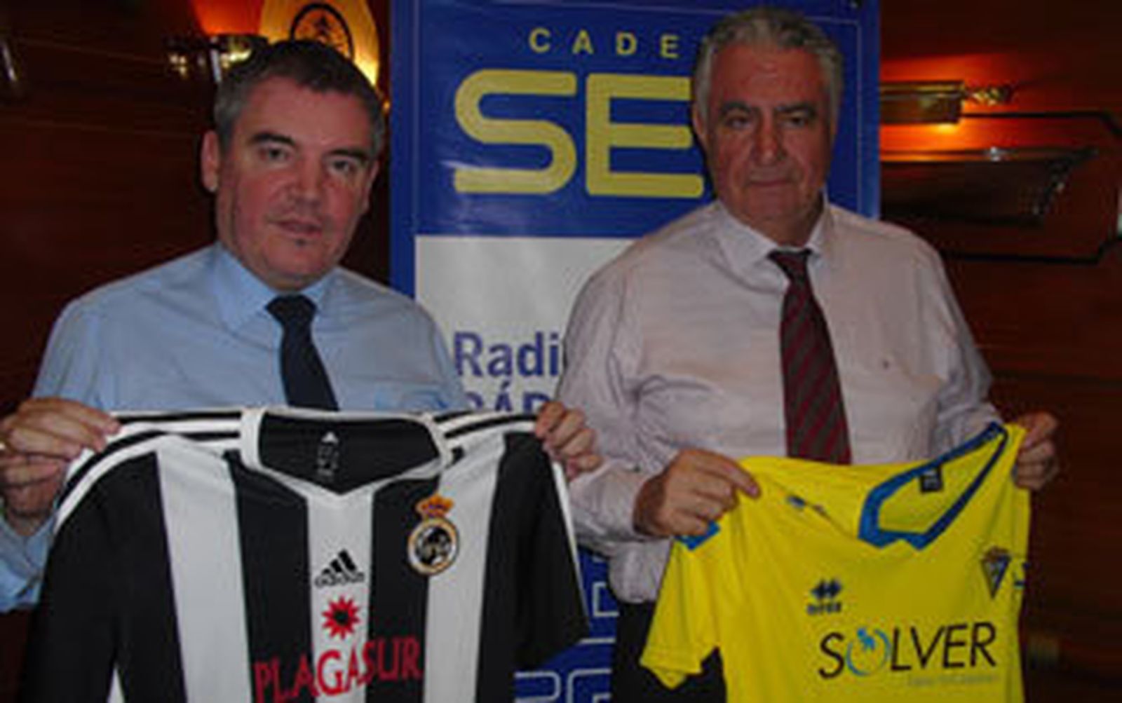 Ellis observa sus zapatillas en un entrenamiento en Sevilla./Jesús Diges