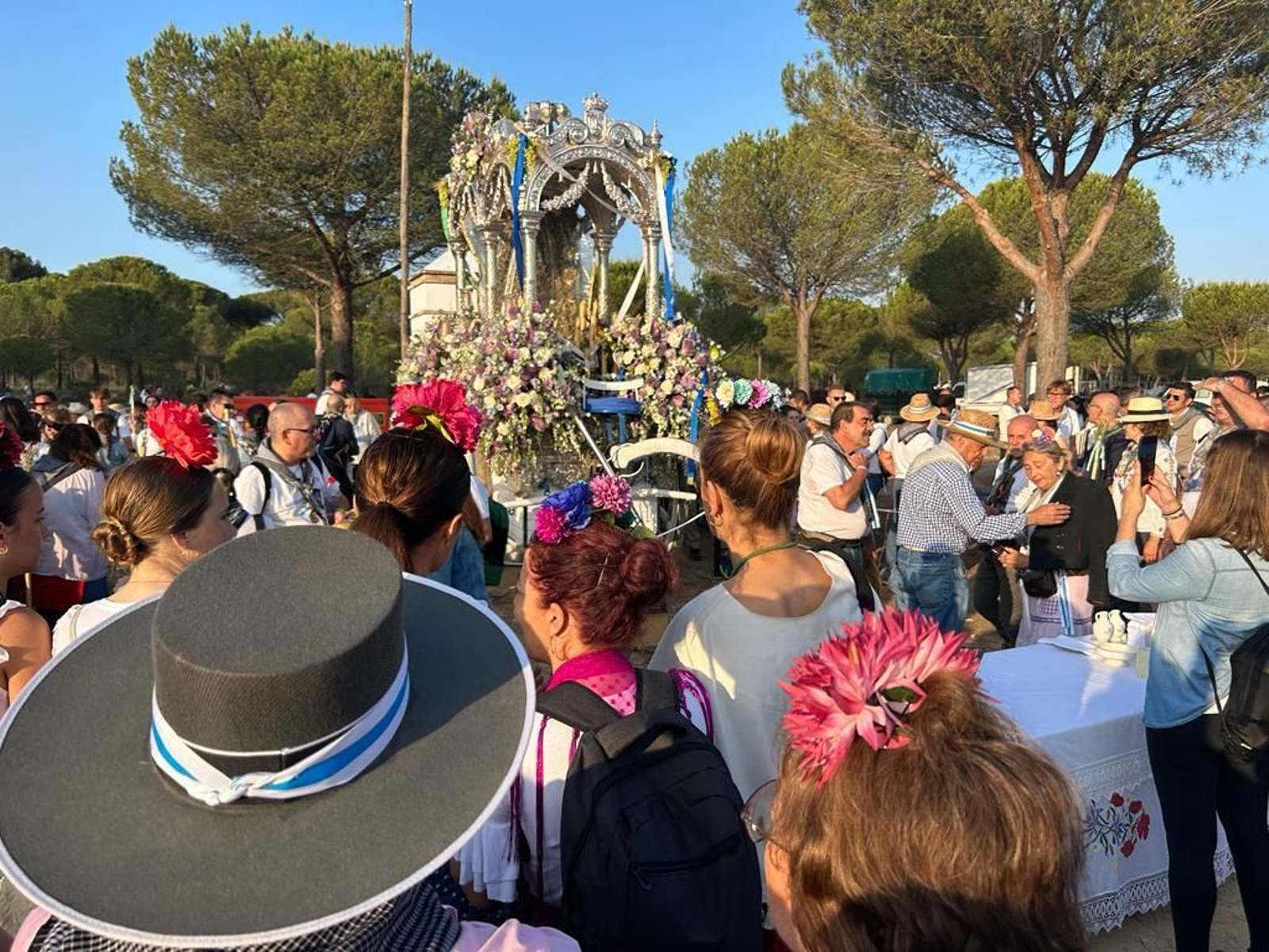 El Rocío 2023: La Hermandad de Huelva sale de La Matilla tras la Misa de Romeros