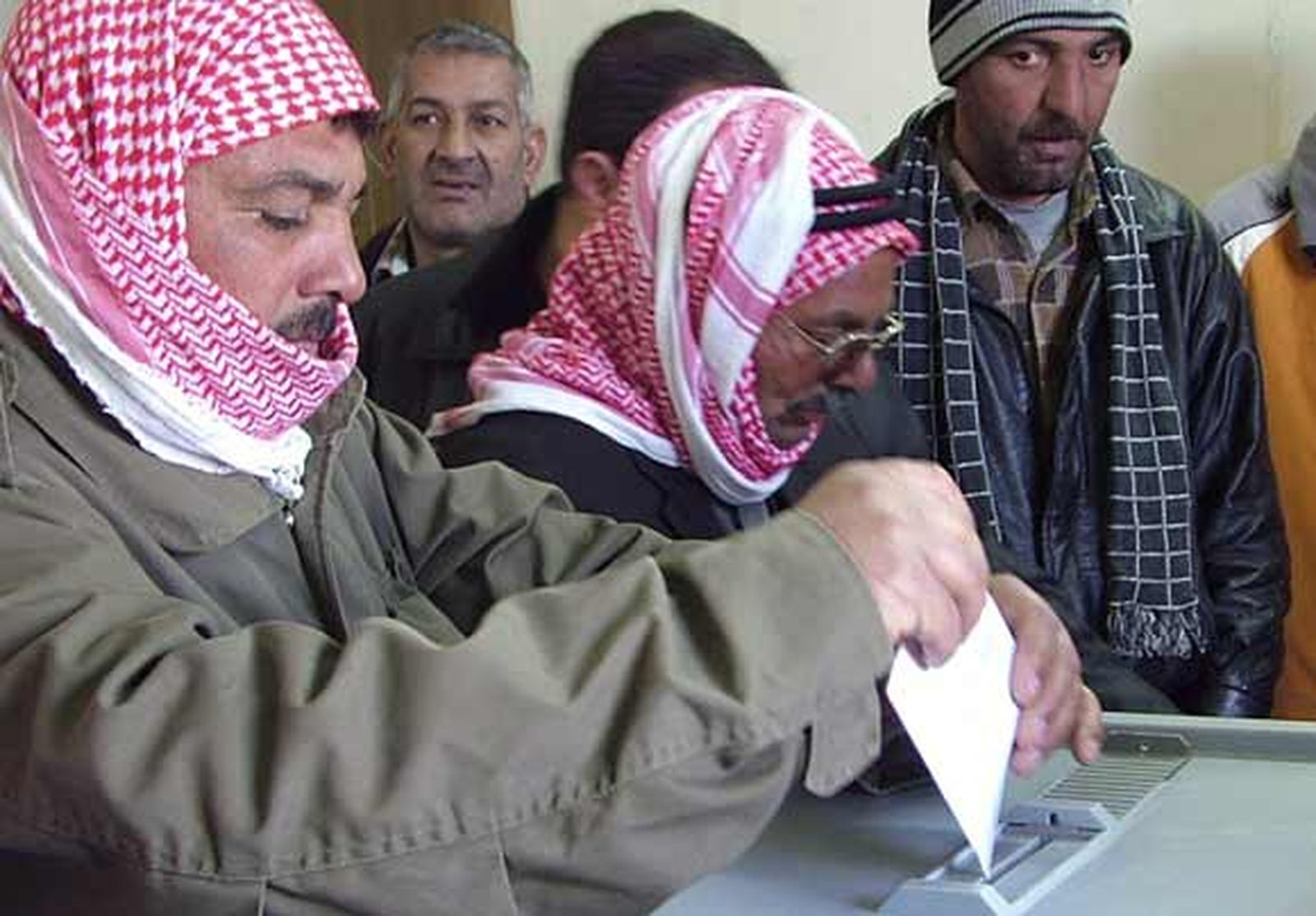 Los sirios acuden a votar la reforma constitucional en medio de la violencia