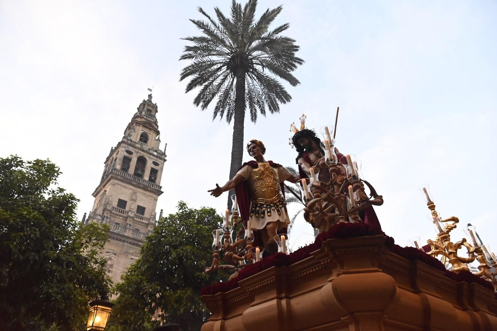La Presentación al Pueblo de Córdoba a su paso por la Catedral en este Sábado de Pasión, en imágenes
