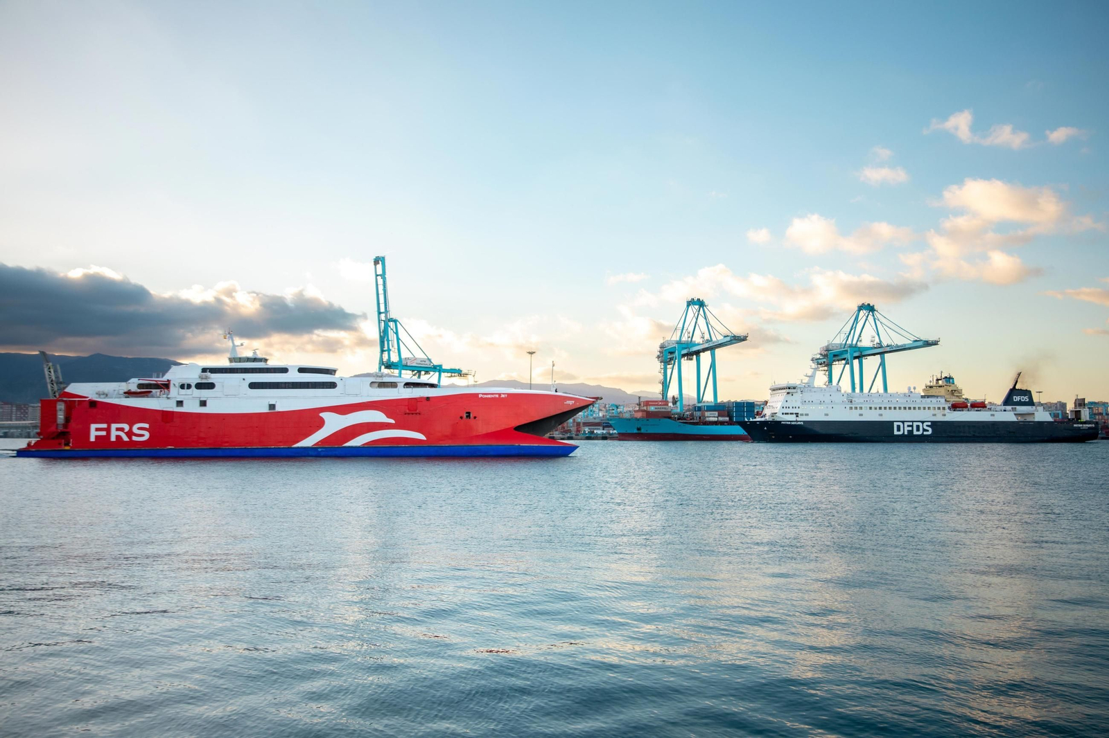 Una embarcación de la naviera RFS/DFDS en el puerto de Algeciras (2024)