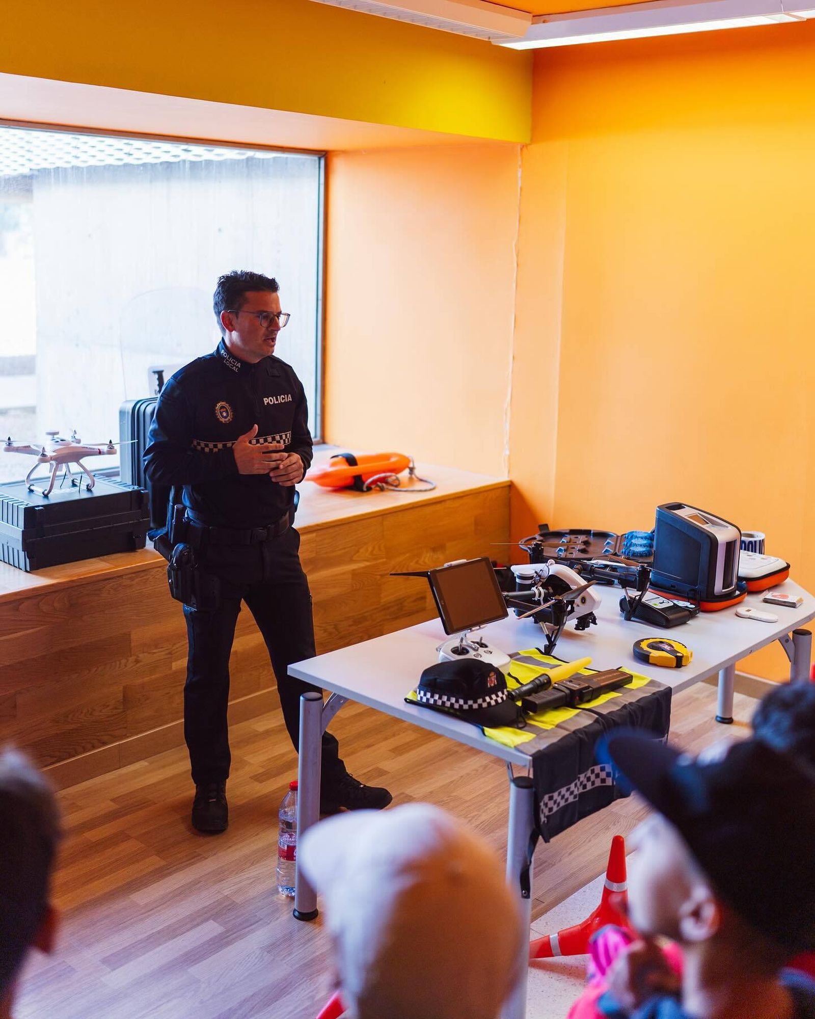 Momento de la intervención del Agente Tutor en el CEIP Libertad, de Campohermoso