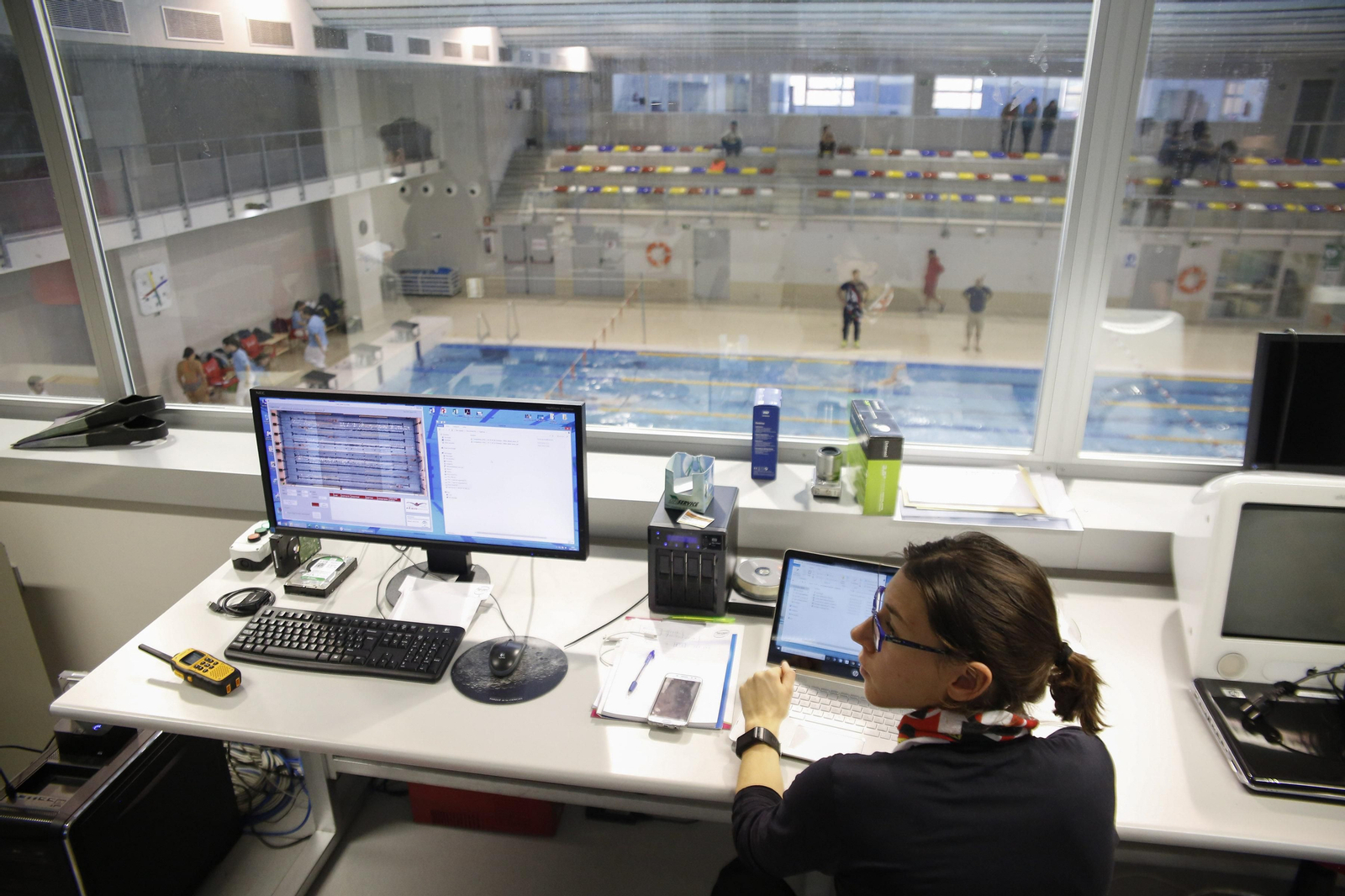 Un ordenador desarrollado por la UGR recoge en tiempo real los movimientos de los nadadores.