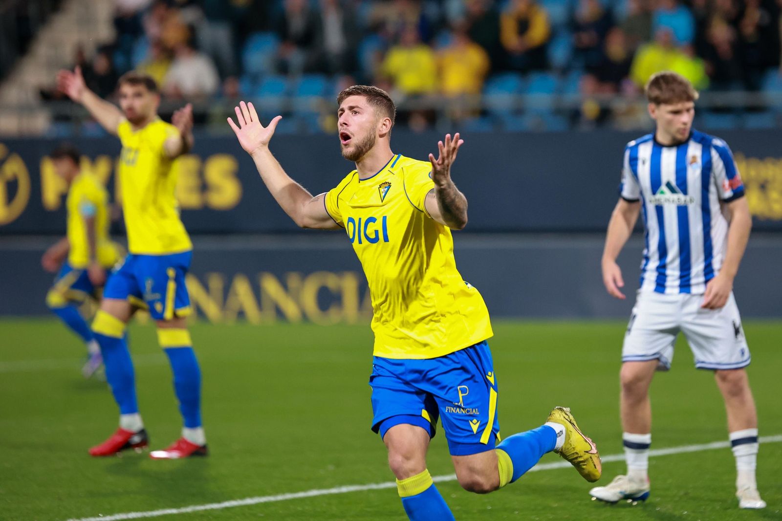 Jorge Moreno abre los brazos lamentándose tras la anulación inicial del gol.