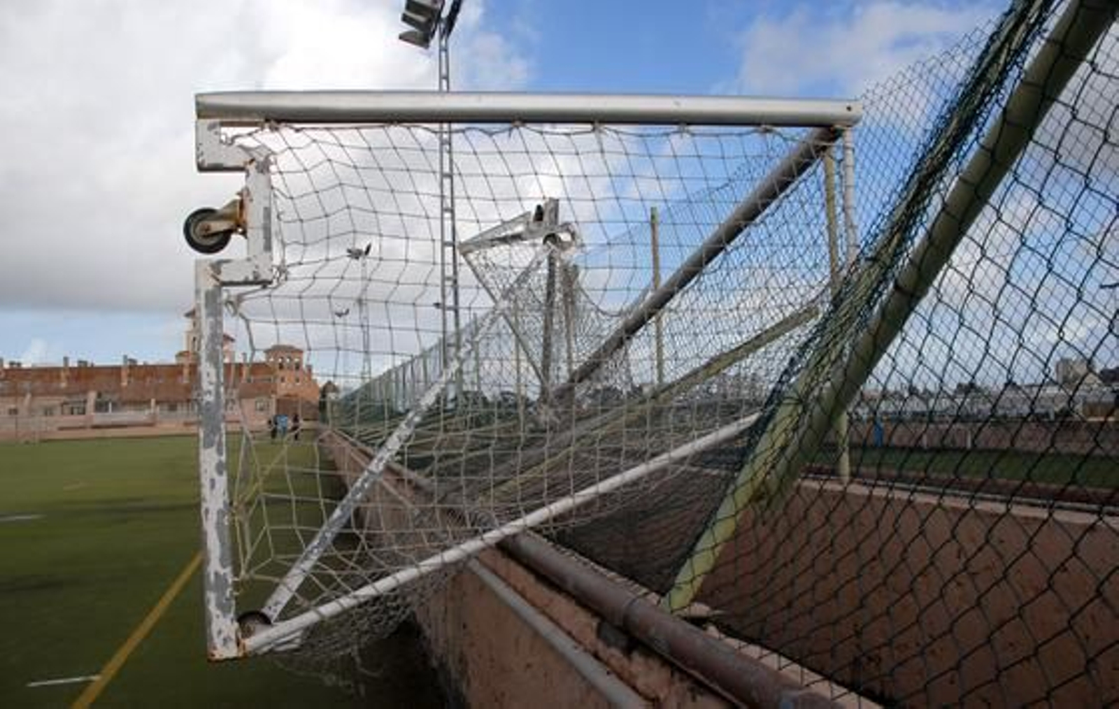 El fuerte viento causó destrozos en las instalaciones deportivas y en varias naves del Polígono de Fradricas

Foto: Rioja