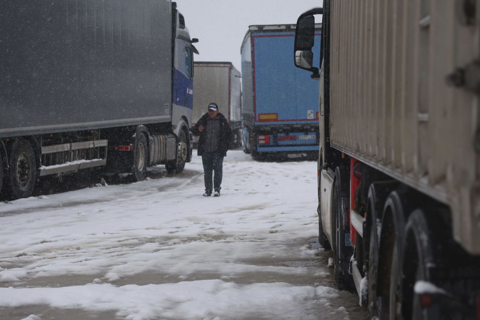 La nieve tiñe de blanco en norte de España