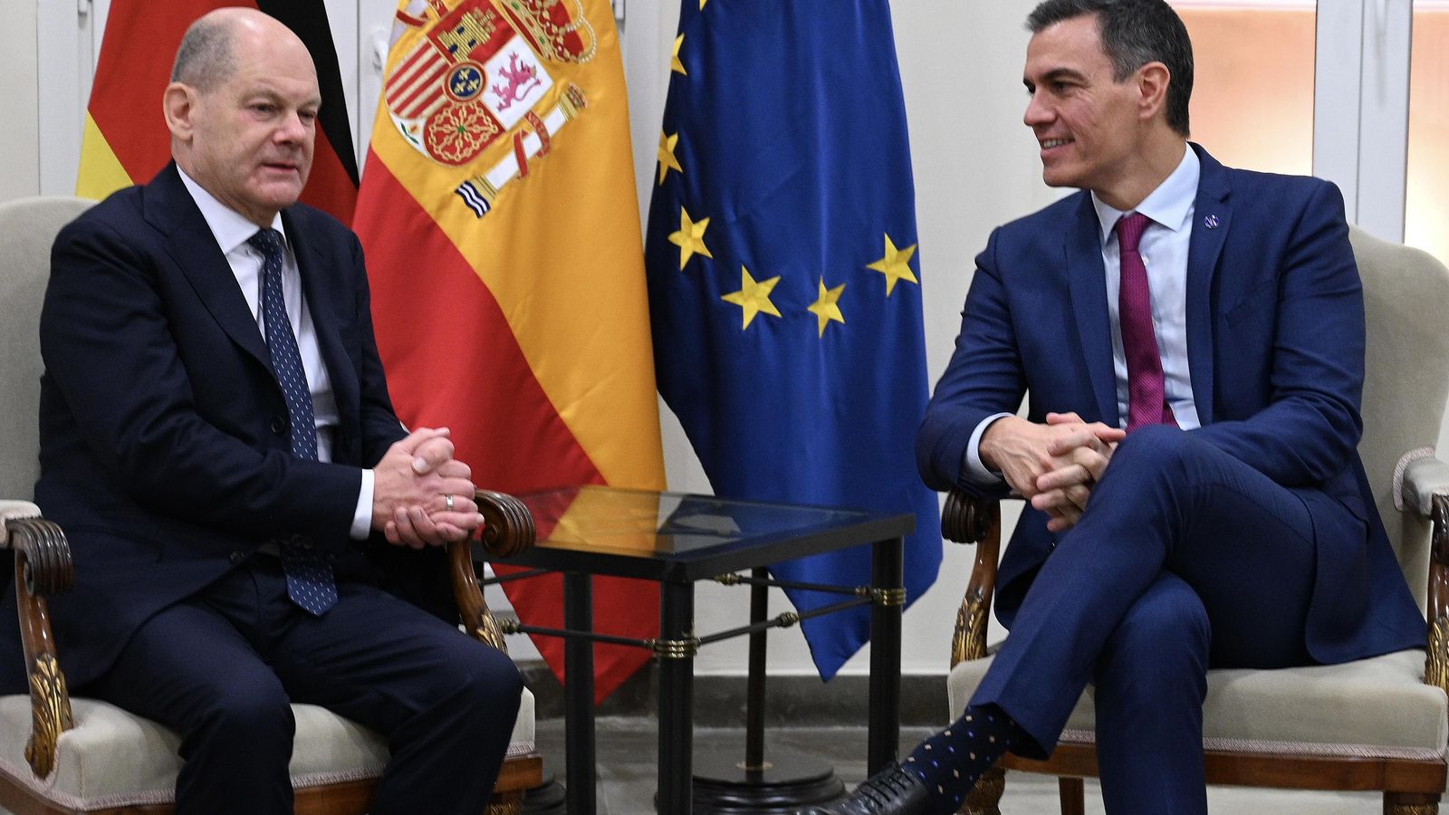 El canciller alemán, Olaf Scholz, y el presidente del Gobierno en funciones, Pedro Sánchez, reunidos en la Subdelegación de Gobierno de Málaga.
