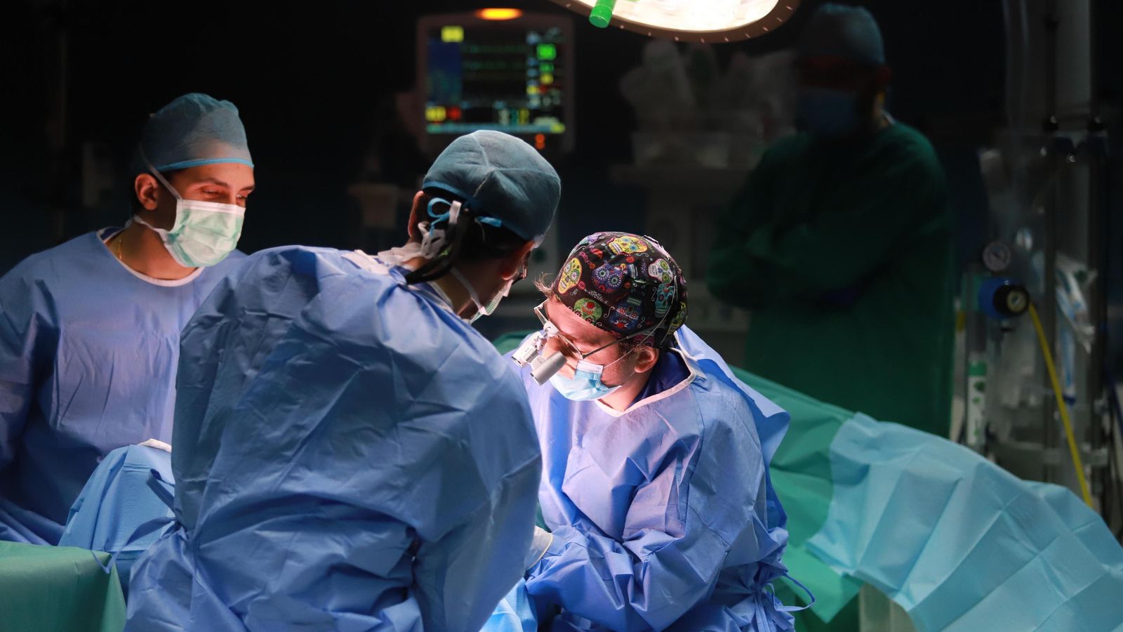 Una intervención quirúrgica en el hospital Quirónsalud Huelva.