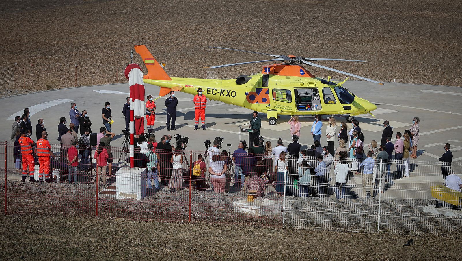 Un instante del acto de  presentación del helicóptero medicalizado en Jerez