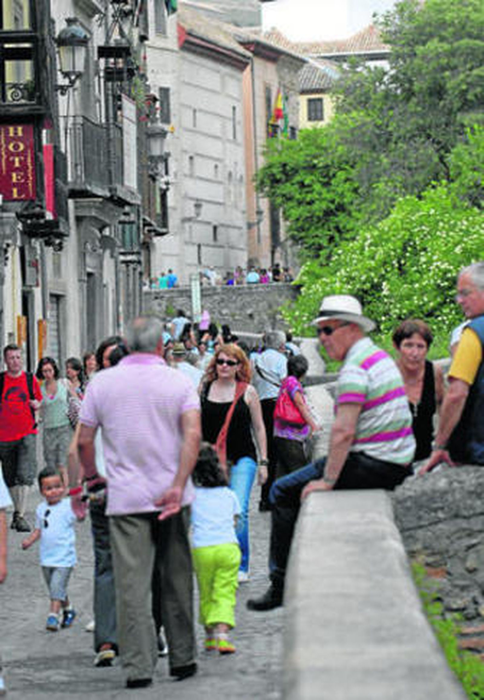 Turistas pasean por Granada.