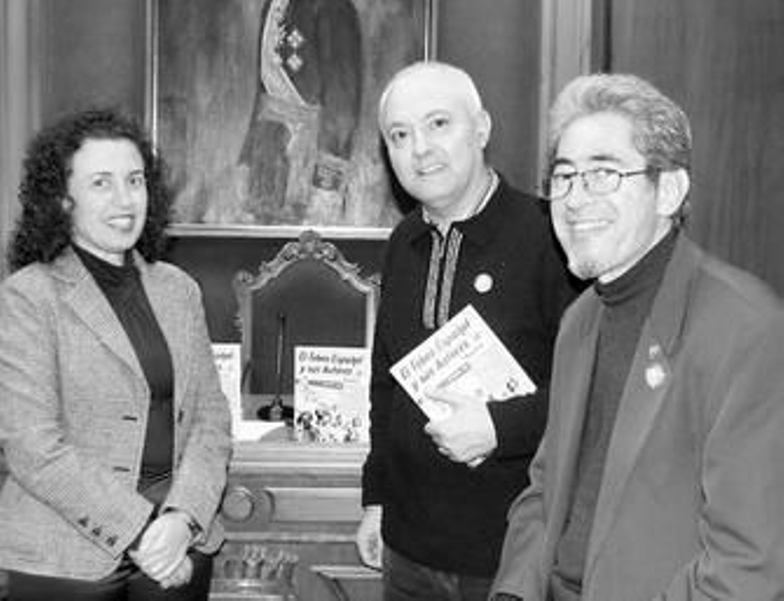 Diego Cara entre la diputada Caridad Herrerías y el dibujante, Antonio Jesús Morata.