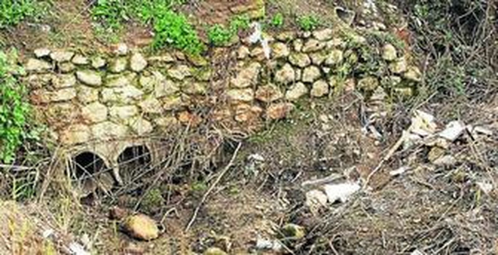 El Consistorio ha iniciado los primeros trabajos en la playita artificial, con labores de limpieza.